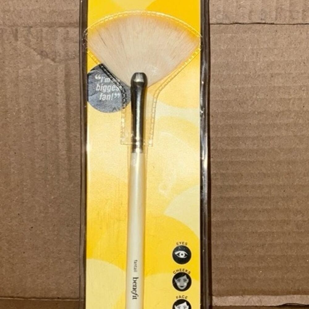 Benefit Cosmetics Fantail Brush Fan Makeup Brush for Eyes Cheeks and Face‎ New